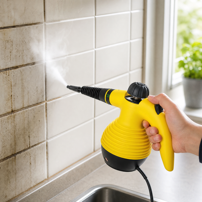 Limpiador a vapor portátil aplicando vapor sobre las juntas de azulejo de una cocina