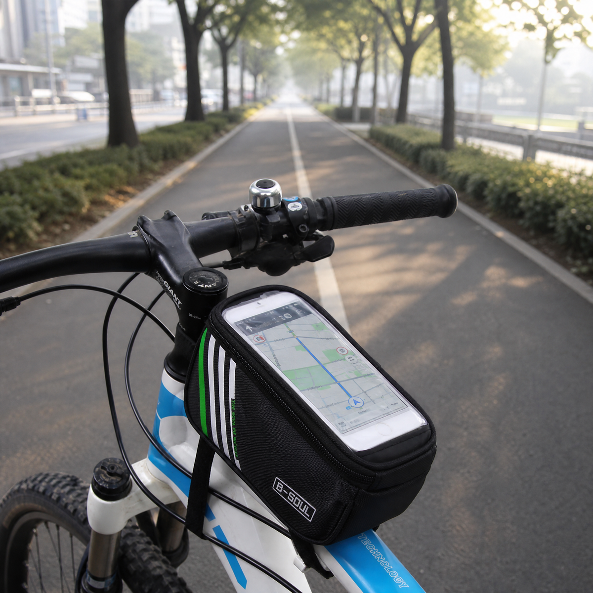 Bolso de cuadro con el celular mostrando el GPS, montado en la bicicleta