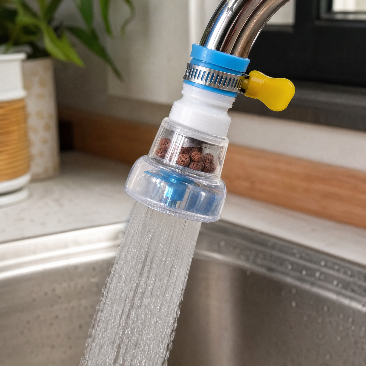 Filtro ahorrador instalado en un grifo de cocina, con chorro tipo lluvia fina