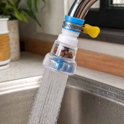 Filtro ahorrador instalado en un grifo de cocina, con chorro tipo lluvia fina